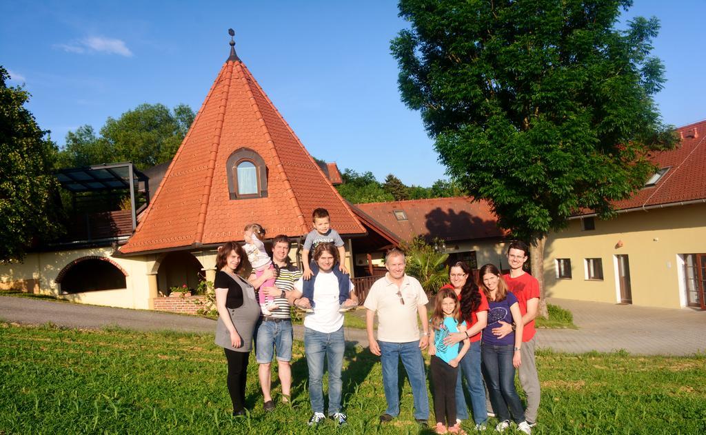 Apartamento Turisticna Kmetija Cebelji Gradic Rogašovci Exterior foto